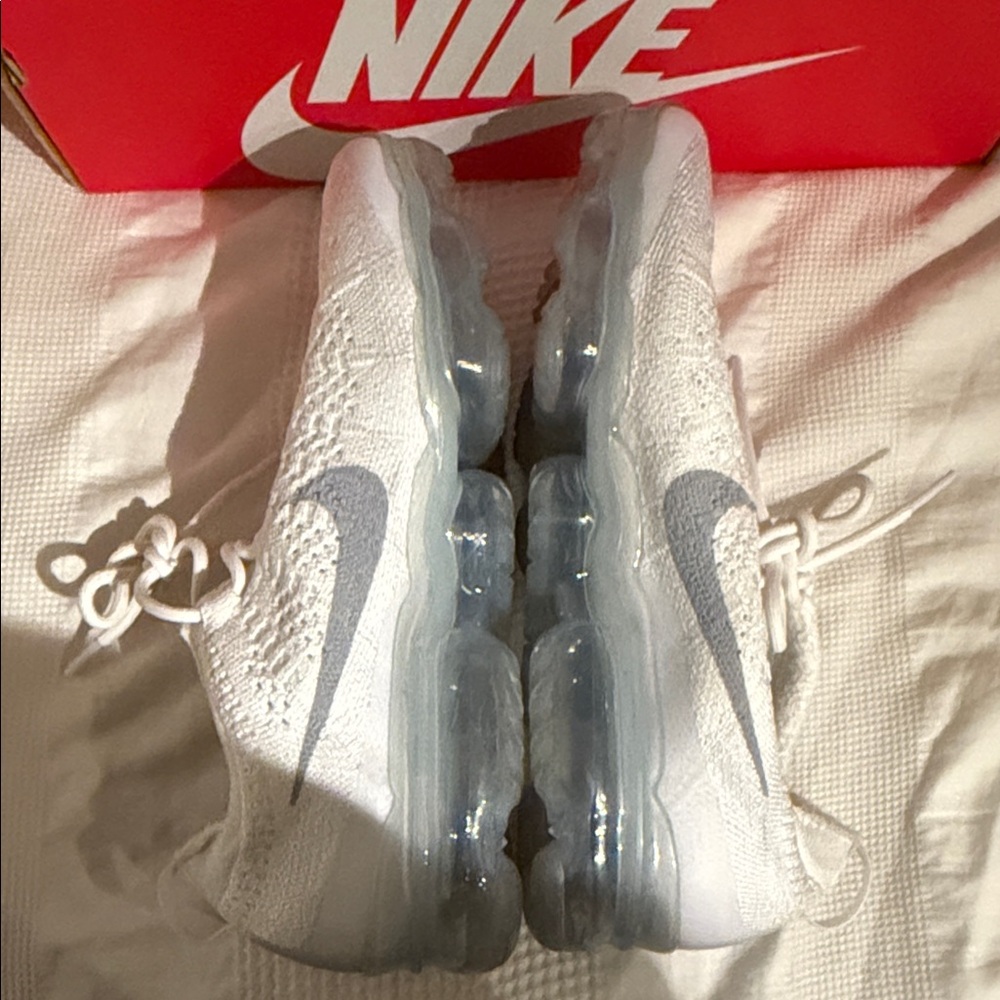 Nike Vapormax White and Gray Sneakers - Picture 4 of 8